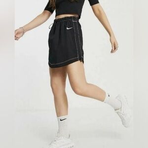 NIKE Nike Sportswear Swoosh
Women's Woven High-Rise Skirt​​​​